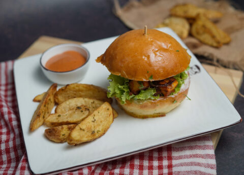 hi-cafe-goa-chicken-burger-potato-wedges